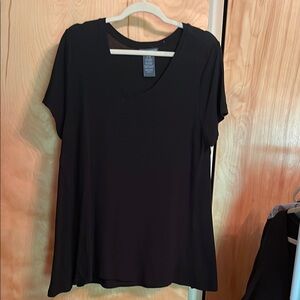 Chelsea & Theodore Black Relaxed Short Sleeve Tee